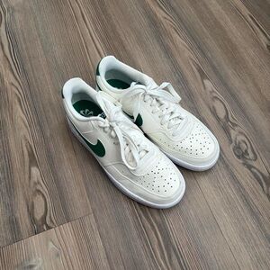 Nike 8.5 Women’s White and Green Court Vision Low